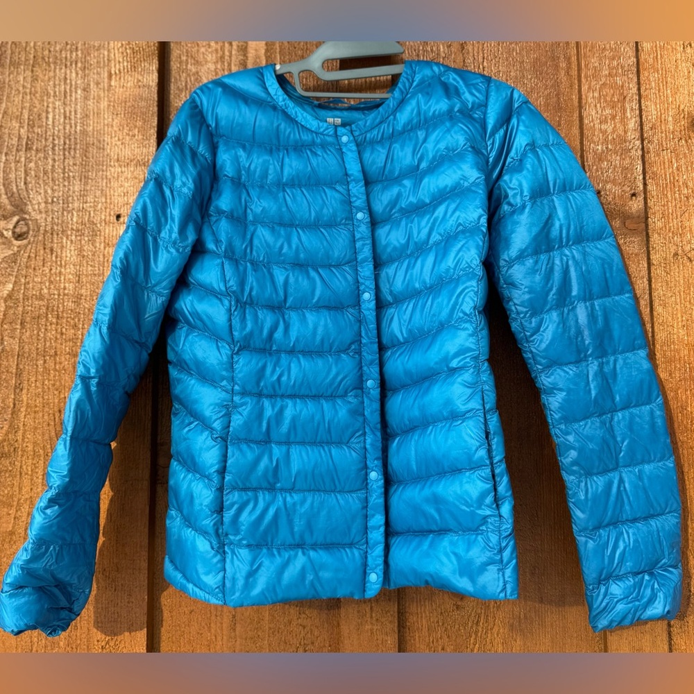 Uniqlo Women's Vibrant Blue snap closure packable Puffer Jacket Women’s M